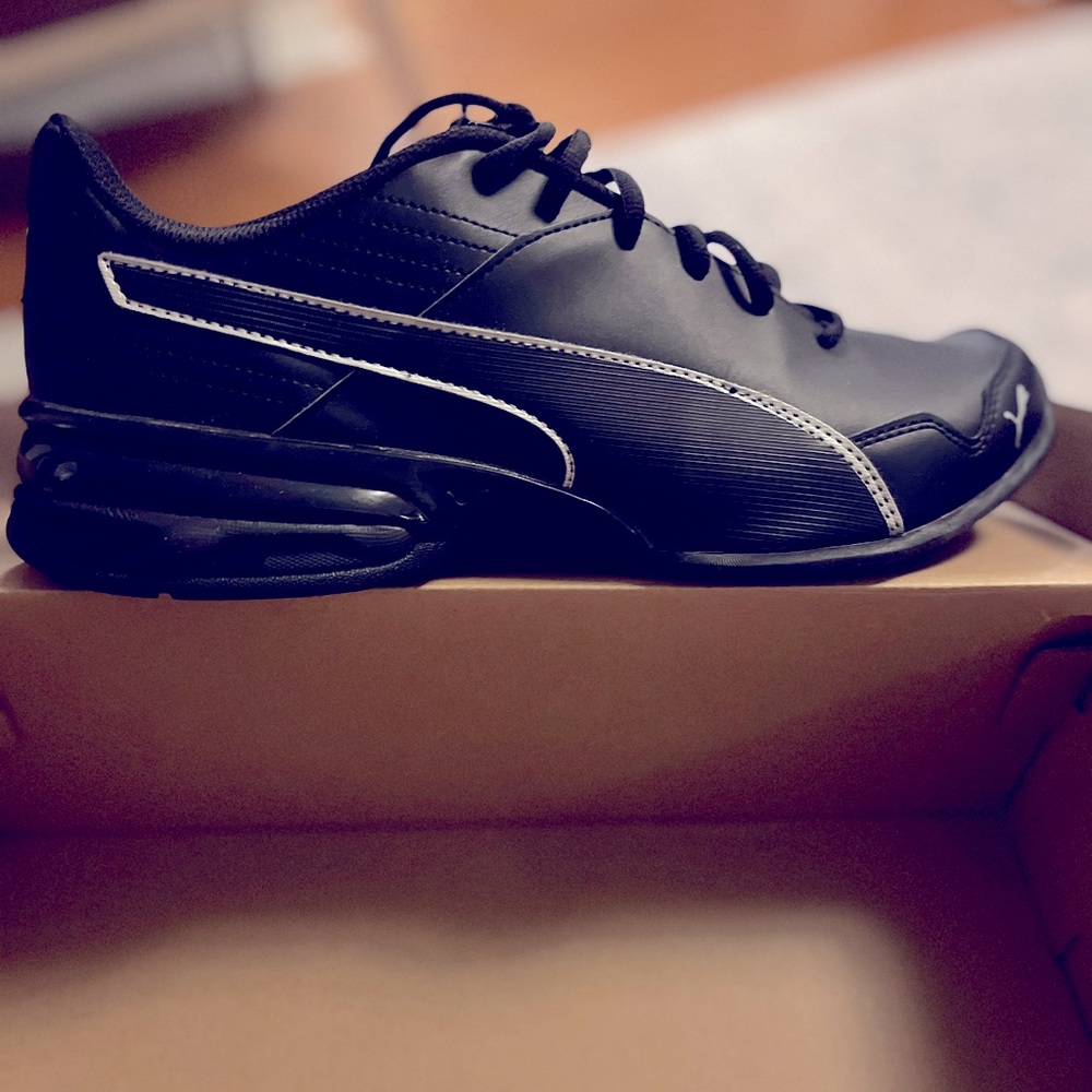 Men/boys Puma performance sneaker size 11